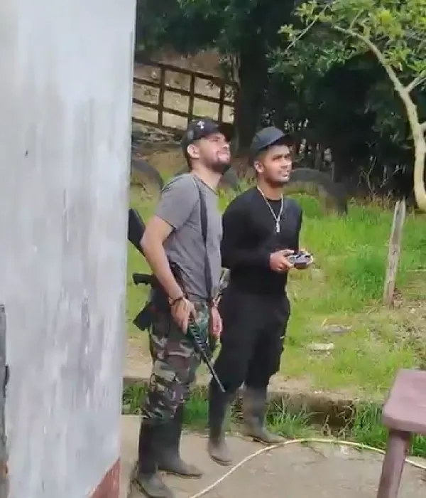 Alias Primo Gay al lado de 'Arboleda' mientras que este opera un dron.