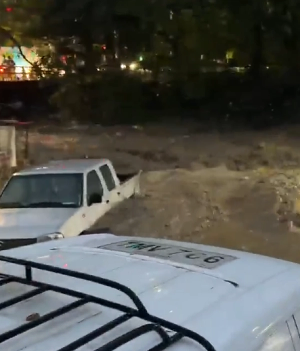 Vías inundadas por el desborde de quebradas en Medellín.