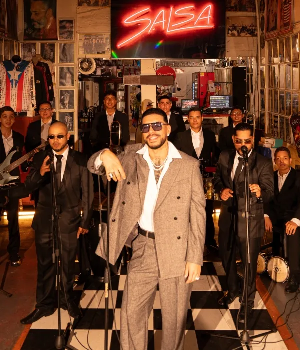 Ryan Castro grabando su versión de 'Lluvia' en el Museo de la Salsa de Cali.