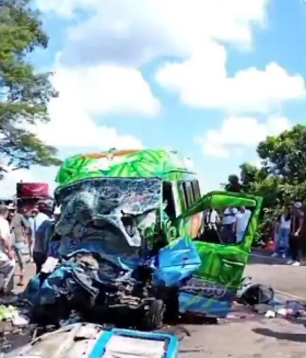 Un vehículo de servicio público resultó involucrado en el accidente.
