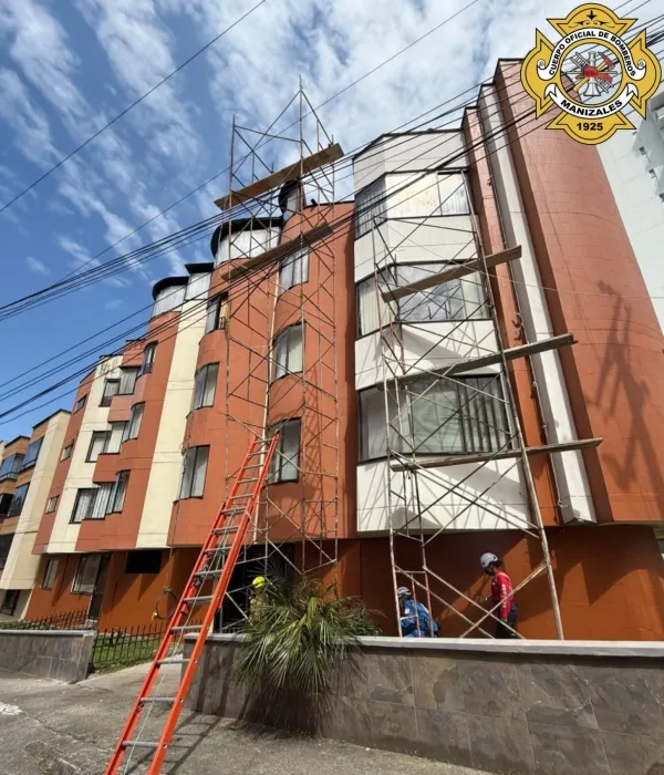 Grave accidente laboral causó la muerte de dos obreros en Manizales.