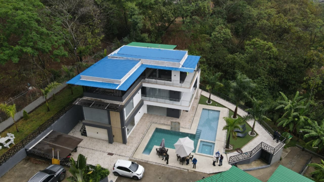 La impresionante mansión levantada por un invasor de tierras públicas.
