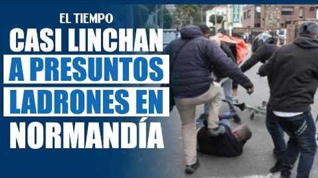 Dos hombres señalados de intentar hurtar partes de un vehículo en Normandía, Bogotá, fueron golpeados por vecinos después de que el propietario alertara a la comunidad. La Policía llegó al lugar tras la agresión. Habitantes del sector aseguran estar cansados de la inseguridad y denuncian un aumento de los hurtos de vehículos y celulares. #ElTiempo #NoticiasColombia #ÚltimaHora #Normandía #Bogotá #Inseguridad #Hurto #Robo #Seguridad #Comunidad #PresuntosLadrones #HurtoDeVehículos
SUSCRÍBETE: https://bit.ly/eltiempoYT
Síguenos en nuestras redes sociales:
X: https://twitter.com/eltiempo
Facebook: https://www.facebook.com/eltiempo
Instagram: https://www.instagram.com/eltiempo
El Tiempo es el medio líder de noticias en Colombia, caracterizado por sus investigaciones y reportajes exclusivos, sobre: justicia, deportes, economía, política, cultura, tecnología, innovación, cambio climático, entre otros eventos noticiosos en Colombia y el mundo.
Para mayor información ingresa a: https://www.eltiempo.com
Otros canales de El Tiempo
Citytv: https://www.youtube.com/c/citytvbogota
Bravíssimo Citytv: https://www.youtube.com/c/BRAVISSIMOCITYTV
Portafolio: https://www.youtube.com/user/PortafolioCO
Futbolred: https://www.youtube.com/c/FutbolRedCO