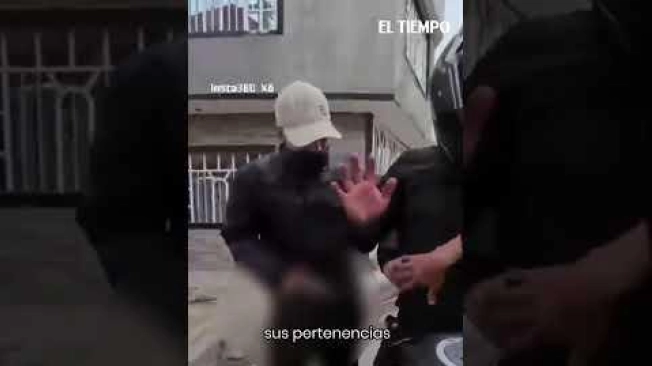 Tres delincuentes lo amenazaron para quitarle sus pertenencias y todo el hurto quedó documentado en una cámara de 360 grados que el motociclista llevaba consigo.