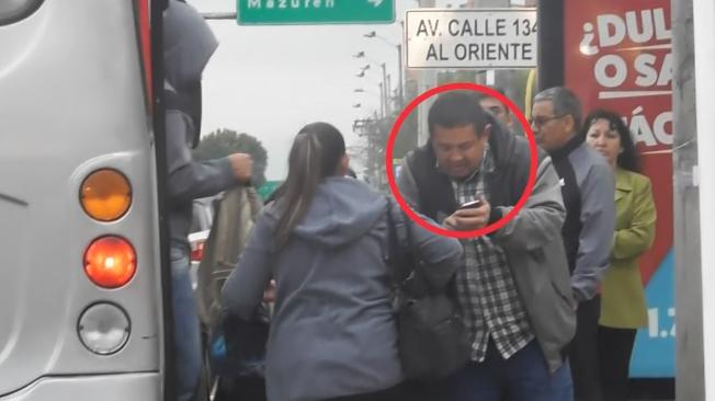 La banda que robaba celulares en los buses y después se iban para misa