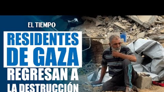 Sin nada que les quede, la familia Qazaat está montando una tienda de campaña junto a su casa destruida.