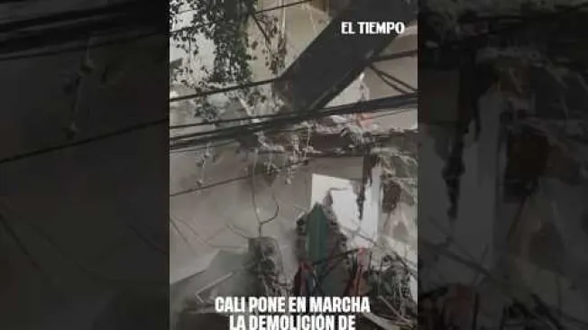 Con la demolición del edificio María Mercedes Lloreda, en el sur de Cali, empezó el plan de demoliciones prioritarias, con las que se busca evitar que edificios que están a punto de colapsar, puedan ocasionar una tragedia. En total son 11 edificaciones entre viviendas y establecimientos comerciales que están programados para ser demolidos en las próximas dos semanas.

Videos: Iusef Samir Rojas 
Realización: José Antonio Minota Hurtado @antoniominotta (X)
@don_miniteli (TikTok)

  #ElTiempo #NoticiasColombia #ÚltimaHora #Cali #CaliColombia #Demoliciones #ValleDelCauca #Edificios #RiesgoDeColapso #AlcaldiaDeCali #NoticiasCali

SUSCRÍBETE: https://bit.ly/eltiempoYT 

Síguenos en nuestras redes sociales:
X: https://twitter.com/eltiempo 
Facebook: https://www.facebook.com/eltiempo 
Instagram: https://www.instagram.com/eltiempo 

El Tiempo es el medio líder de noticias en Colombia, caracterizado por sus investigaciones y reportajes exclusivos, sobre:  justicia, deportes, economía, política, cultura, tecnología, innovación, cambio climático, entre otros eventos noticiosos en Colombia y el mundo.

Para mayor información ingresa a: https://www.eltiempo.com 

Otros canales de El Tiempo
Citytv: https://www.youtube.com/c/citytvbogota  
Bravíssimo Citytv: https://www.youtube.com/c/BRAVISSIMOCITYTV  
Portafolio: https://www.youtube.com/user/PortafolioCO  
Futbolred: https://www.youtube.com/c/FutbolRedCO