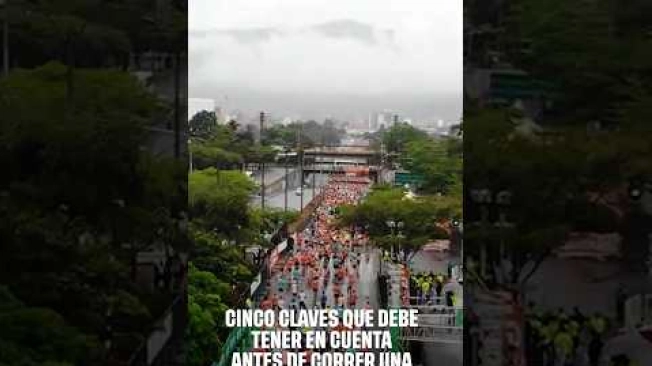 Correr 21 o 42 kilómetros requiere mucho más que ganas de llegar a la meta. Antes de inscribirse, tenga en cuenta su estado de salud, el entrenamiento que ha realizado, las condiciones del lugar donde correrá y su estrategia de hidratación. Además, aprenda a reconocer las señales de alarma y escuche a su cuerpo durante el recorrido. #ElTiempo #NoticiasColombia #ÚltimaHora #Maraton #MediaMaraton #21K #42K #Running #Correr #Carrera #Runners #Entrenamiento #Deporte #Salud #Bogota #MediaMaratonBogota #ConsejosParaCorrer
SUSCRÍBETE: https://bit.ly/eltiempoYT
Síguenos en nuestras redes sociales:
X: https://twitter.com/eltiempo
Facebook: https://www.facebook.com/eltiempo
Instagram: https://www.instagram.com/eltiempo
El Tiempo es el medio líder de noticias en Colombia, caracterizado por sus investigaciones y reportajes exclusivos, sobre: justicia, deportes, economía, política, cultura, tecnología, innovación, cambio climático, entre otros eventos noticiosos en Colombia y el mundo.
Para mayor información ingresa a: https://www.eltiempo.com
Otros canales de El Tiempo
Citytv: https://www.youtube.com/c/citytvbogota
Bravíssimo Citytv: https://www.youtube.com/c/BRAVISSIMOCITYTV
Portafolio: https://www.youtube.com/user/PortafolioCO
Futbolred: https://www.youtube.com/c/FutbolRedCO