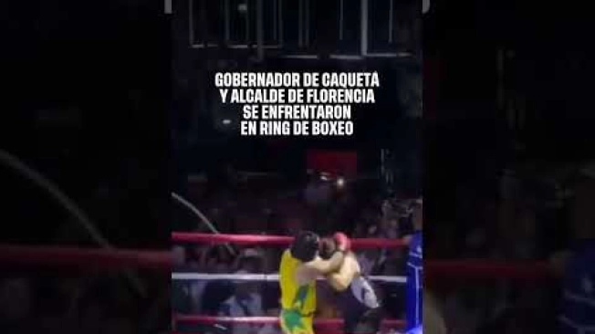 Los guantes reemplazaron por unos minutos los discursos políticos en Florencia, Caquetá. El gobernador Luis Francisco Ruiz Aguilar y el alcalde de la ciudad, Marlon Monsalve Ascanio, protagonizaron un combate de exhibición que terminó en el segundo round, cuando el mandatario municipal no pudo continuar.

El enfrentamiento se realizó el sábado 12 de septiembre en la Discoteca JR, en Florencia, como parte de la velada boxística denominada “Guerra de la Selva”. Ambos mandatarios subieron al ring con guantes y protectores y se enfrentaron ante los espectadores bajo las instrucciones de un árbitro.

La exhibición hizo parte de las actividades relacionadas con la activación de la liga de boxeo en el departamento y de un homenaje al profesor Genaro Granja, reconocido por su papel como pionero e impulsor de esta disciplina deportiva en Caquetá.

La pelea se extendió hasta el segundo asalto. Cuando transcurrían 1 minuto y 15 segundos de ese round, Marlon Monsalve, quien vestía de vinotinto, no pudo continuar, por lo que Luis Francisco Ruiz Aguilar, vestido de amarillo, fue declarado ganador del combate de exhibición.#Florencia #Caquetá #Boxeo #GuerraDeLaSelva #LuisFranciscoRuiz #MarlonMonsalve #Colombia#ElTiempo #NoticiasColombia #ÚltimaHora

SUSCRÍBETE: https://bit.ly/eltiempoYT 

Síguenos en nuestras redes sociales:
X: https://twitter.com/eltiempo 
Facebook: https://www.facebook.com/eltiempo 
Instagram: https://www.instagram.com/eltiempo 

El Tiempo es el medio líder de noticias en Colombia, caracterizado por sus investigaciones y reportajes exclusivos, sobre:  justicia, deportes, economía, política, cultura, tecnología, innovación, cambio climático, entre otros eventos noticiosos en Colombia y el mundo.

Para mayor información ingresa a: https://www.eltiempo.com 

Otros canales de El Tiempo
Citytv: https://www.youtube.com/c/citytvbogota  
Bravíssimo Citytv: https://www.youtube.com/c/BRAVISSIMOCITYTV  
Portafolio: https://www.youtube.com/user/PortafolioCO  
Futbolred: https://www.youtube.com/c/FutbolRedCO