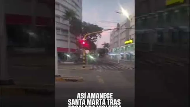 Santa Marta permanece bajo atención de las autoridades por la alteración del orden público registrada en diferentes puntos de la ciudad. La situación incluye enfrentamientos, disparos, amenazas contra comerciantes, pobladores y transportadores, además de la incineración de buses en la Troncal del Caribe.

Ante este panorama, las autoridades reforzaron el dispositivo de seguridad en Santa Marta, mientras se mantiene un Puesto de Mando Unificado para hacer seguimiento a los hechos y coordinar las acciones de la Fuerza Pública. #ElTiempo #NoticiasColombia #ÚltimaHora #SantaMarta #Seguridad #OrdenPúblico #Magdalena #ELTIEMPO

SUSCRÍBETE: https://bit.ly/eltiempoYT 

Síguenos en nuestras redes sociales:
X: https://twitter.com/eltiempo 
Facebook: https://www.facebook.com/eltiempo 
Instagram: https://www.instagram.com/eltiempo 

El Tiempo es el medio líder de noticias en Colombia, caracterizado por sus investigaciones y reportajes exclusivos, sobre:  justicia, deportes, economía, política, cultura, tecnología, innovación, cambio climático, entre otros eventos noticiosos en Colombia y el mundo.

Para mayor información ingresa a: https://www.eltiempo.com 

Otros canales de El Tiempo
Citytv: https://www.youtube.com/c/citytvbogota  
Bravíssimo Citytv: https://www.youtube.com/c/BRAVISSIMOCITYTV  
Portafolio: https://www.youtube.com/user/PortafolioCO  
Futbolred: https://www.youtube.com/c/FutbolRedCO