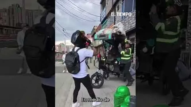 Una joven de 20 años denunció haber sido agredida y despojada de su celular por un bicitaxista y una mujer que lo acompañaba en Puente Aranda, Bogotá. El hecho quedó registrado en cámaras de seguridad.
Durante el incidente, un motociclista que intentó intervenir habría sido amenazado con un machete. La UAESP rechazó el hecho y anunció una investigación.#PuenteAranda #Bogota #Bicitaxi #Seguridad #Agresion #Robo #NoticiasBogota#ElTiempo #NoticiasColombia #ÚltimaHora
SUSCRÍBETE: https://bit.ly/eltiempoYT
Síguenos en nuestras redes sociales:
X: https://twitter.com/eltiempo
Facebook: https://www.facebook.com/eltiempo
Instagram: https://www.instagram.com/eltiempo
El Tiempo es el medio líder de noticias en Colombia, caracterizado por sus investigaciones y reportajes exclusivos, sobre: justicia, deportes, economía, política, cultura, tecnología, innovación, cambio climático, entre otros eventos noticiosos en Colombia y el mundo.
Para mayor información ingresa a: https://www.eltiempo.com
Otros canales de El Tiempo
Citytv: https://www.youtube.com/c/citytvbogota
Bravíssimo Citytv: https://www.youtube.com/c/BRAVISSIMOCITYTV
Portafolio: https://www.youtube.com/user/PortafolioCO
Futbolred: https://www.youtube.com/c/FutbolRedCO