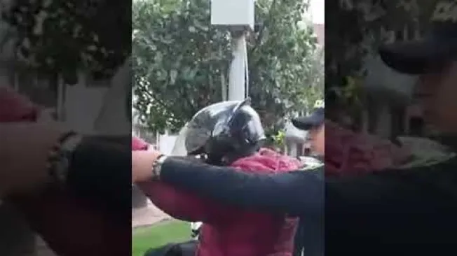 En menos de una semana, las cámaras de seguridad de varios establecimientos del norte de Bogotá registraron una sucesión de escenas que encendió las alertas entre residentes de Usaquén. Hombres armados entrando a cafés, clientes despojados de sus pertenencias y delincuentes que escaparon en motocicletas. Santa Bárbara Occidental y Bella Suiza quedaron en el centro de los casos más recientes.

Con los videos de los atracos circulando y los reclamos de los vecinos, la Policía Metropolitana de Bogotá reforzó su presencia en Usaquén. En Bella Suiza desplegó una ofensiva contra el hurto presentada como ‘Plan Cazador’, con unidades de la SIJIN, el GAULA, grupos motorizados y apoyo aéreo.#ElTiempo #NoticiasColombia #ÚltimaHora #TikTokNoticias #SeguridadBogotá #Usaquén #Inseguridad #NoticiasColombia #ElTiempoNoticias

SUSCRÍBETE: https://bit.ly/eltiempoYT 

Síguenos en nuestras redes sociales:
X: https://twitter.com/eltiempo 
Facebook: https://www.facebook.com/eltiempo 
Instagram: https://www.instagram.com/eltiempo 

El Tiempo es el medio líder de noticias en Colombia, caracterizado por sus investigaciones y reportajes exclusivos, sobre:  justicia, deportes, economía, política, cultura, tecnología, innovación, cambio climático, entre otros eventos noticiosos en Colombia y el mundo.

Para mayor información ingresa a: https://www.eltiempo.com 

Otros canales de El Tiempo
Citytv: https://www.youtube.com/c/citytvbogota  
Bravíssimo Citytv: https://www.youtube.com/c/BRAVISSIMOCITYTV  
Portafolio: https://www.youtube.com/user/PortafolioCO  
Futbolred: https://www.youtube.com/c/FutbolRedCO