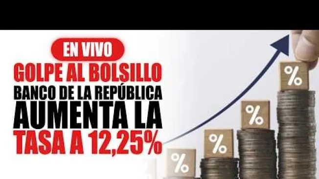 Analizamos la decisión de la Junta Directiva del Banco de la República de incrementar la tasa de interés de política monetaria al 12,25 % como respuesta al repunte de la inflación en el país.

En esta transmisión en vivo explicamos los factores económicos tras esta medida, las presiones inflacionarias generadas por alimentos, servicios y el Fenómeno del Niño, así como los efectos directos que tendrá el alza en el costo de los préstamos, tarjetas de crédito e hipotecas para los colombianos.

#EnVivo #Economía #TasasDeInterés #Inflación #ElTiempo #NoticiasColombia #ÚltimaHora

SUSCRÍBETE: https://bit.ly/eltiempoYT 

Síguenos en nuestras redes sociales:
X: https://twitter.com/eltiempo 
Facebook: https://www.facebook.com/eltiempo 
Instagram: https://www.instagram.com/eltiempo 

El Tiempo es el medio líder de noticias en Colombia, caracterizado por sus investigaciones y reportajes exclusivos, sobre:  justicia, deportes, economía, política, cultura, tecnología, innovación, cambio climático, entre otros eventos noticiosos en Colombia y el mundo.

Para mayor información ingresa a: https://www.eltiempo.com 

Otros canales de El Tiempo
Citytv: https://www.youtube.com/c/citytvbogota  
Bravíssimo Citytv: https://www.youtube.com/c/BRAVISSIMOCITYTV  
Portafolio: https://www.youtube.com/user/PortafolioCO  
Futbolred: https://www.youtube.com/c/FutbolRedCO