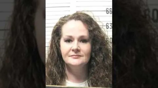 Christa Pike, condenada a muerte por el asesinato de Colin Zimmer cuando tenía 18 años, sobrevivió al procedimiento de ejecución en Tennessee, Estados Unidos. Las autoridades penitenciarias administraron las dos rondas de medicamentos permitidas por el protocolo, pero la mujer permaneció con vida y tuvo que ser trasladada a un hospital.
Tras lo ocurrido, el gobernador ordenó suspender las ejecuciones restantes de 2026 y dispuso una revisión independiente para esclarecer las fallas del procedimiento.
El caso reabre el debate sobre la pena de muerte en Estados Unidos y plantea una pregunta: ¿puede un Estado intentar ejecutar nuevamente a una persona después de que el procedimiento fracasa?
#ElTiempo #NoticiasColombia #ÚltimaHora #ChristaPike #EstadosUnidos #PenaDeMuerte #Tennessee #Ejecución #CorteSuprema #DerechosHumanos #NoticiasInternacionales #Justicia #PenaCapital
SUSCRÍBETE: https://bit.ly/eltiempoYT
Síguenos en nuestras redes sociales:
X: https://twitter.com/eltiempo
Facebook: https://www.facebook.com/eltiempo
Instagram: https://www.instagram.com/eltiempo
El Tiempo es el medio líder de noticias en Colombia, caracterizado por sus investigaciones y reportajes exclusivos, sobre: justicia, deportes, economía, política, cultura, tecnología, innovación, cambio climático, entre otros eventos noticiosos en Colombia y el mundo.
Para mayor información ingresa a: https://www.eltiempo.com
Otros canales de El Tiempo
Citytv: https://www.youtube.com/c/citytvbogota
Bravíssimo Citytv: https://www.youtube.com/c/BRAVISSIMOCITYTV
Portafolio: https://www.youtube.com/user/PortafolioCO
Futbolred: https://www.youtube.com/c/FutbolRedCO