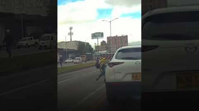 Les comparto este otro, por si les sirve: El momento en que se produjo un siniestro vial entre un motociclista que se movilizaba por la calzada de Transmilenio y un peatón que pretendía colarse al sistema de transporte en Bogotá. #ElTiempo #NoticiasColombia #ÚltimaHora
SUSCRÍBETE: https://bit.ly/eltiempoYT
Síguenos en nuestras redes sociales:
X: https://twitter.com/eltiempo
Facebook: https://www.facebook.com/eltiempo
Instagram: https://www.instagram.com/eltiempo
El Tiempo es el medio líder de noticias en Colombia, caracterizado por sus investigaciones y reportajes exclusivos, sobre: justicia, deportes, economía, política, cultura, tecnología, innovación, cambio climático, entre otros eventos noticiosos en Colombia y el mundo.
Para mayor información ingresa a: https://www.eltiempo.com
Otros canales de El Tiempo
Citytv: https://www.youtube.com/c/citytvbogota
Bravíssimo Citytv: https://www.youtube.com/c/BRAVISSIMOCITYTV
Portafolio: https://www.youtube.com/user/PortafolioCO
Futbolred: https://www.youtube.com/c/FutbolRedCO