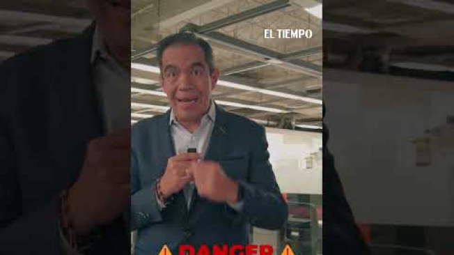 ¿Pueden los ciberdelincuentes espiarlo a través de la cámara de su celular? El video explica algunas señales que podrían generar sospechas, como el sobrecalentamiento del teléfono, el rápido consumo de batería y datos móviles, que la pantalla se encienda sola o que aparezcan fotos y videos en la galería que usted no tomó.

Ante una posible sospecha, el video recomienda revisar las aplicaciones que tienen permisos para utilizar la cámara del celular.
#Ciberdelincuencia #SeguridadDigital #Celular #Ciberseguridad #Privacidad #Tecnología #Noticias#ElTiempo #NoticiasColombia #ÚltimaHora

SUSCRÍBETE: https://bit.ly/eltiempoYT 

Síguenos en nuestras redes sociales:
X: https://twitter.com/eltiempo 
Facebook: https://www.facebook.com/eltiempo 
Instagram: https://www.instagram.com/eltiempo 

El Tiempo es el medio líder de noticias en Colombia, caracterizado por sus investigaciones y reportajes exclusivos, sobre:  justicia, deportes, economía, política, cultura, tecnología, innovación, cambio climático, entre otros eventos noticiosos en Colombia y el mundo.

Para mayor información ingresa a: https://www.eltiempo.com 

Otros canales de El Tiempo
Citytv: https://www.youtube.com/c/citytvbogota  
Bravíssimo Citytv: https://www.youtube.com/c/BRAVISSIMOCITYTV  
Portafolio: https://www.youtube.com/user/PortafolioCO  
Futbolred: https://www.youtube.com/c/FutbolRedCO