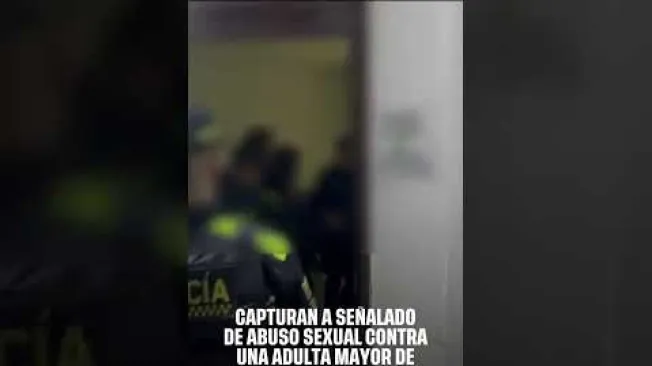 La Policía Nacional capturó, por orden judicial, a un hombre de 28 años en el sector Placitas de San Vicente de Chucurí, señalado como presunto responsable de la agresión contra la adulta mayor.
Los hechos habrían ocurrido el lunes 5 de octubre, hacia las de la mañana, cuando la mujer realizaba una caminata por una vía rural que conduce al Batallón de Infantería No. 40 Luciano D’Elhuyar.
La víctima fue trasladada a un centro asistencial para recibir valoración médica. La captura se realizó en cumplimiento de una orden emitida por el Juzgado Primero Promiscuo Municipal de San Vicente.#ElTiempo #NoticiasColombia #ÚltimaHora
SUSCRÍBETE: https://bit.ly/eltiempoYT
Síguenos en nuestras redes sociales:
X: https://twitter.com/eltiempo
Facebook: https://www.facebook.com/eltiempo
Instagram: https://www.instagram.com/eltiempo
El Tiempo es el medio líder de noticias en Colombia, caracterizado por sus investigaciones y reportajes exclusivos, sobre: justicia, deportes, economía, política, cultura, tecnología, innovación, cambio climático, entre otros eventos noticiosos en Colombia y el mundo.
Para mayor información ingresa a: https://www.eltiempo.com
Otros canales de El Tiempo
Citytv: https://www.youtube.com/c/citytvbogota
Bravíssimo Citytv: https://www.youtube.com/c/BRAVISSIMOCITYTV
Portafolio: https://www.youtube.com/user/PortafolioCO
Futbolred: https://www.youtube.com/c/FutbolRedCO