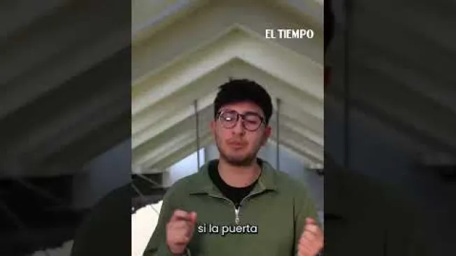 Desde 2024, TransMilenio viene utilizando sensores, cámaras de reconocimiento de placas, luces y parlantes para reducir los colados por las puertas laterales. Estas solo se abren cuando se identifica al bus exacto que llega, bloqueando el acceso indebido desde la vía. Además, tienen luces verdes y rojas se encienden para controlar el acceso y parlantes que avisan si la puerta se abrirá o cerrará. Ya hay 49 estaciones con la tecnología y se espera ampliarla para nuevas troncales como la 68, la Cali y Soacha.#TransMilenio #Bogotá #Colados #TransportePúblico #MovilidadBogotá #Avenida68 #NoticiasBogotá#ElTiempo #NoticiasColombia #ÚltimaHora
SUSCRÍBETE: https://bit.ly/eltiempoYT
Síguenos en nuestras redes sociales:
X: https://twitter.com/eltiempo
Facebook: https://www.facebook.com/eltiempo
Instagram: https://www.instagram.com/eltiempo
El Tiempo es el medio líder de noticias en Colombia, caracterizado por sus investigaciones y reportajes exclusivos, sobre: justicia, deportes, economía, política, cultura, tecnología, innovación, cambio climático, entre otros eventos noticiosos en Colombia y el mundo.
Para mayor información ingresa a: https://www.eltiempo.com
Otros canales de El Tiempo
Citytv: https://www.youtube.com/c/citytvbogota
Bravíssimo Citytv: https://www.youtube.com/c/BRAVISSIMOCITYTV
Portafolio: https://www.youtube.com/user/PortafolioCO
Futbolred: https://www.youtube.com/c/FutbolRedCO