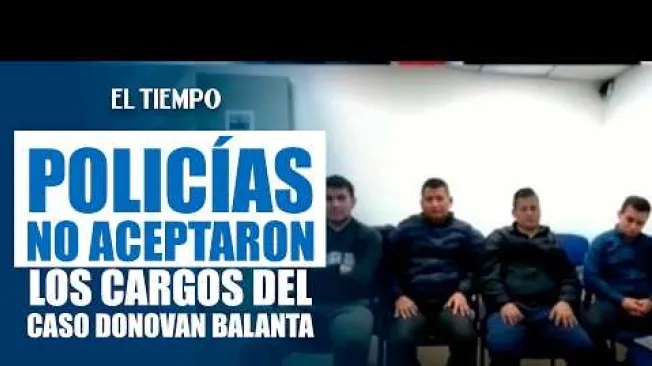 Avanza el proceso judicial por la muerte de Donovan Balanta, quien falleció tras un procedimiento policial que comenzó en el barrio Caracolí, en Ciudad Bolívar. Cuatro uniformados fueron capturados y apartados de sus cargos, mientras la Fiscalía expuso los presuntos hechos de violencia ocurridos durante el procedimiento. Los policías fueron imputados por los delitos de homicidio agravado, tortura agravada y falsedad ideológica en documento público. Según el relato de la Fiscalía, Donovan habría sido reducido, esposado y golpeado, y uno de los uniformados habría accionado repetidamente un dispositivo electrónico Taser mientras la víctima permanecía bajo custodia policial. Los procesados no aceptaron los cargos. La audiencia de medida de aseguramiento está prevista para reanudarse a las 8:30 de la mañana del jueves 22 de octubre. #ElTiempo #NoticiasColombia #ÚltimaHora #DonovanBalanta #Justicia #AbusoPolicial #Bogotá #ELTIEMPO
SUSCRÍBETE: https://bit.ly/eltiempoYT
Síguenos en nuestras redes sociales:
X: https://twitter.com/eltiempo
Facebook: https://www.facebook.com/eltiempo
Instagram: https://www.instagram.com/eltiempo
El Tiempo es el medio líder de noticias en Colombia, caracterizado por sus investigaciones y reportajes exclusivos, sobre: justicia, deportes, economía, política, cultura, tecnología, innovación, cambio climático, entre otros eventos noticiosos en Colombia y el mundo.
Para mayor información ingresa a: https://www.eltiempo.com
Otros canales de El Tiempo
Citytv: https://www.youtube.com/c/citytvbogota
Bravíssimo Citytv: https://www.youtube.com/c/BRAVISSIMOCITYTV
Portafolio: https://www.youtube.com/user/PortafolioCO
Futbolred: https://www.youtube.com/c/FutbolRedCO