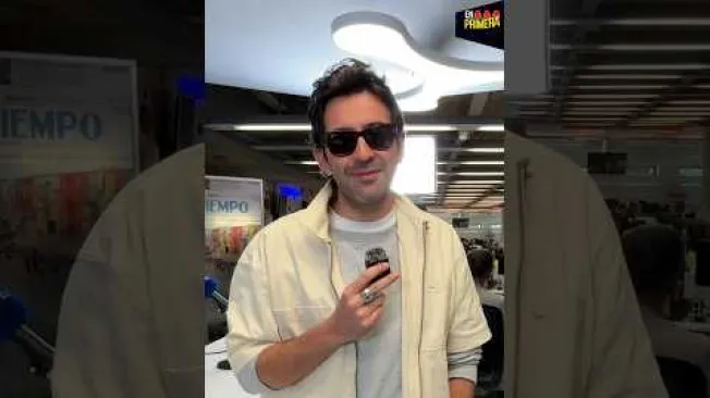 Alejandro González habla sobre la esencia del tropipop, un género que ha marcado a varias generaciones con canciones cargadas de amor, fiesta y folclor colombiano. En entrevista con EL TIEMPO, el cantante recuerda cómo nació esta corriente musical, la vigencia de sus canciones más de 20 años después y lo que significó presentarse en escenarios como el Movistar Arena y el Festival Cordillera. Además, comparte cómo la música se ha convertido en su principal herramienta para conectar con el público.   

#ElTiempo #NoticiasColombia #ÚltimaHora #Tropipop #MúsicaColombiana #Carlos #TropipopColombiano #MúsicaEnEspañol #Vallenato #FolclorColombiano #FestivalCordillera #MovistarArena #Entretenimiento #Música #Colombia

SUSCRÍBETE: https://bit.ly/eltiempoYT 

Síguenos en nuestras redes sociales:
X: https://twitter.com/eltiempo 
Facebook: https://www.facebook.com/eltiempo 
Instagram: https://www.instagram.com/eltiempo 

El Tiempo es el medio líder de noticias en Colombia, caracterizado por sus investigaciones y reportajes exclusivos, sobre:  justicia, deportes, economía, política, cultura, tecnología, innovación, cambio climático, entre otros eventos noticiosos en Colombia y el mundo.

Para mayor información ingresa a: https://www.eltiempo.com 

Otros canales de El Tiempo
Citytv: https://www.youtube.com/c/citytvbogota  
Bravíssimo Citytv: https://www.youtube.com/c/BRAVISSIMOCITYTV  
Portafolio: https://www.youtube.com/user/PortafolioCO  
Futbolred: https://www.youtube.com/c/FutbolRedCO