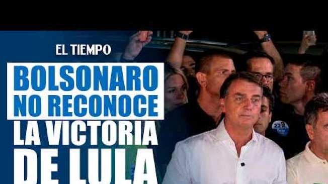 Flávio Bolsonaro cuestionó los resultados de las elecciones presidenciales de Brasil y anunció que solicitará la anulación de los comicios. El senador criticó la decisión de extender durante dos horas el horario de apertura de los centros de votación, al considerar que la medida habría beneficiado a Luiz Inácio Lula da Silva.
Lula obtuvo el 51,8 % de los votos, frente al 48,2 % de su rival, según las cifras mencionadas en el reporte. La controversia por la jornada electoral se suma a los desafíos políticos y económicos que enfrentaría el mandatario en su nuevo periodo de gobierno.
#ElTiempo #NoticiasColombia #ÚltimaHora #Brasil #LulaDaSilva #FlavioBolsonaro #EleccionesBrasil #PolíticaInternacional #NoticiasInternacionales
SUSCRÍBETE: https://bit.ly/eltiempoYT
Síguenos en nuestras redes sociales:
X: https://twitter.com/eltiempo
Facebook: https://www.facebook.com/eltiempo
Instagram: https://www.instagram.com/eltiempo
El Tiempo es el medio líder de noticias en Colombia, caracterizado por sus investigaciones y reportajes exclusivos, sobre: justicia, deportes, economía, política, cultura, tecnología, innovación, cambio climático, entre otros eventos noticiosos en Colombia y el mundo.
Para mayor información ingresa a: https://www.eltiempo.com
Otros canales de El Tiempo
Citytv: https://www.youtube.com/c/citytvbogota
Bravíssimo Citytv: https://www.youtube.com/c/BRAVISSIMOCITYTV
Portafolio: https://www.youtube.com/user/PortafolioCO
Futbolred: https://www.youtube.com/c/FutbolRedCO