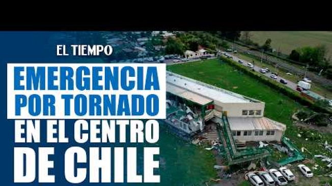 Un inusual tornado azotó la zona central de Chile y dejó al menos 70 viviendas y un colegio con daños, en medio de un temporal que afectó al país. Las autoridades no reportaron personas fallecidas ni heridas por este fenómeno.

El tornado se formó en la región de O’Higgins y golpeó cerca de las 5:00 p. m. la localidad de Qunihue, ubicada aproximadamente a 100 kilómetros al sur de Santiago, según el reporte suministrado. Los fuertes vientos, estimados entre 179 y 218 kilómetros por hora, destruyeron techos y dejaron escombros dispersos en los alrededores.

La emergencia se produce en medio de lluvias inusuales para esta época del año. Además, las autoridades declararon alerta roja en varias localidades cercanas a la cordillera por el riesgo de aluviones e inundaciones. 

#ElTiempo #NoticiasColombia #ÚltimaHora #Chile #Tornado #Temporal #Lluvias #EmergenciaClimática #FenómenoDelNiño #DesastresNaturales #NoticiasInternacionales #ELTIEMPO

SUSCRÍBETE: https://bit.ly/eltiempoYT 

Síguenos en nuestras redes sociales:
X: https://twitter.com/eltiempo 
Facebook: https://www.facebook.com/eltiempo 
Instagram: https://www.instagram.com/eltiempo 

El Tiempo es el medio líder de noticias en Colombia, caracterizado por sus investigaciones y reportajes exclusivos, sobre:  justicia, deportes, economía, política, cultura, tecnología, innovación, cambio climático, entre otros eventos noticiosos en Colombia y el mundo.

Para mayor información ingresa a: https://www.eltiempo.com 

Otros canales de El Tiempo
Citytv: https://www.youtube.com/c/citytvbogota  
Bravíssimo Citytv: https://www.youtube.com/c/BRAVISSIMOCITYTV  
Portafolio: https://www.youtube.com/user/PortafolioCO  
Futbolred: https://www.youtube.com/c/FutbolRedCO