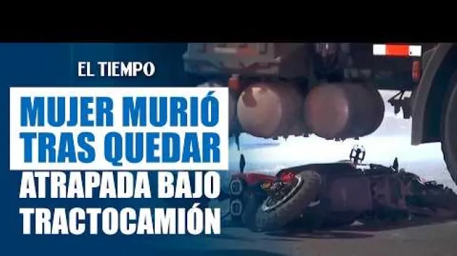 Un siniestro vial entre un tractocamión y una motocicleta dejó una mujer muerta en la avenida Boyacá con calle 44 Sur, en la localidad de Kennedy, Bogotá. Según el reporte desde el lugar, la víctima quedó atrapada en medio del vehículo de carga y fue necesaria la intervención de los bomberos para atender la emergencia. Un testigo aseguró que, según su percepción, la motociclista habría cruzado con el semáforo en rojo. Esta versión deberá ser verificada por las autoridades. El conductor del tractocamión fue trasladado para una prueba de alcoholemia como parte del procedimiento habitual en este tipo de siniestros, según explicó el reporte.
#ElTiempo #NoticiasColombia #ÚltimaHora #Bogotá #Kennedy #AccidenteDeTránsito #MovilidadBogotá #ELTIEMPO
SUSCRÍBETE: https://bit.ly/eltiempoYT
Síguenos en nuestras redes sociales:
X: https://twitter.com/eltiempo
Facebook: https://www.facebook.com/eltiempo
Instagram: https://www.instagram.com/eltiempo
El Tiempo es el medio líder de noticias en Colombia, caracterizado por sus investigaciones y reportajes exclusivos, sobre: justicia, deportes, economía, política, cultura, tecnología, innovación, cambio climático, entre otros eventos noticiosos en Colombia y el mundo.
Para mayor información ingresa a: https://www.eltiempo.com
Otros canales de El Tiempo
Citytv: https://www.youtube.com/c/citytvbogota
Bravíssimo Citytv: https://www.youtube.com/c/BRAVISSIMOCITYTV
Portafolio: https://www.youtube.com/user/PortafolioCO
Futbolred: https://www.youtube.com/c/FutbolRedCO