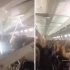Videos grabados dentro del avión muestran a varios pasajeros alterados por la emergencia