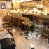 Vajilla en el suelo de un restaurante tras el terremoto en Fukushima.