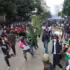 Los manifestantes reaccionan a los gases lacrim??genos disparados por la polic??a durante una protesta en Nairobi, Kenia.