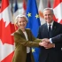 La presidenta de la Comisión Europea, Ursula von der Leyen; el presidente del Consejo Europeo, Antonio Costa, y el primer ministro de Canadá, Mark Carney (centro), en junio, en Bruselas.