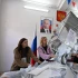 Miembros de una comisión electoral local vacían una urna para contar los votos en las elecciones parlamentarias rusas celebradas en Donetsk, Ucrania bajo control ruso.
