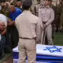 El padre de un soldado israelí llora su muerte, sucedida durante la toma de Hamás al kibutz Be' Ari.