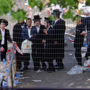 Hombres jud??os ortodoxos se re??nen temprano el 30 de abril de 2021 en la ciudad de Meron, en el norte de Israel, en el lugar de una estampida que tuvo lugar durante la noche durante una reuni??n religiosa cerca de la supuesta tumba del rabino Shimon Bar Yochai.