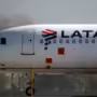 Un avi??n de LATAM Airlines en la pista del Aeropuerto Internacional de Santiago.