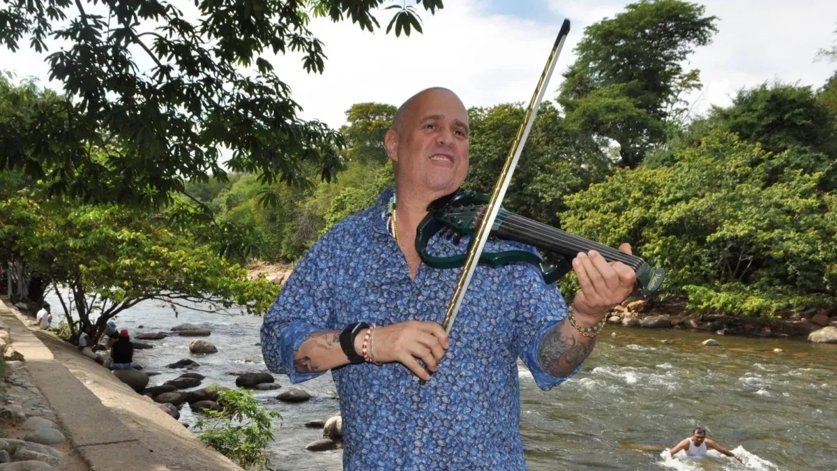 Alfredo de la Fe: el violinista que nunca ha dejado de explorar la salsa, se presentará en Bogotá