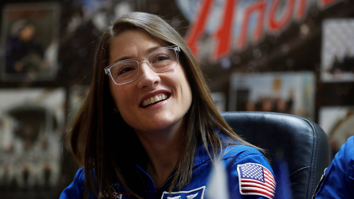Christina Koch, astronauta de la misión Artemis II, muestra los efectos que la microgravedad tiene en el cuerpo tras volver de la Luna