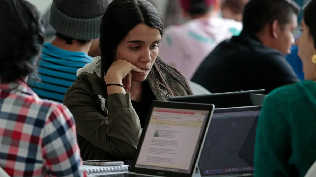 Revelan las falencias de los jóvenes en el mercado laboral en Bogotá: el 54 % de empresas dice que llegan con habilidades regulares o malas