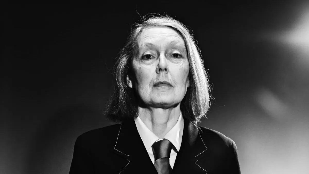 Anne Carson, Nobel de Literatura 2026 y su reflexión sobre el amor: "El fuego quema y el agua moja, pero el amor quema y moja a la vez"