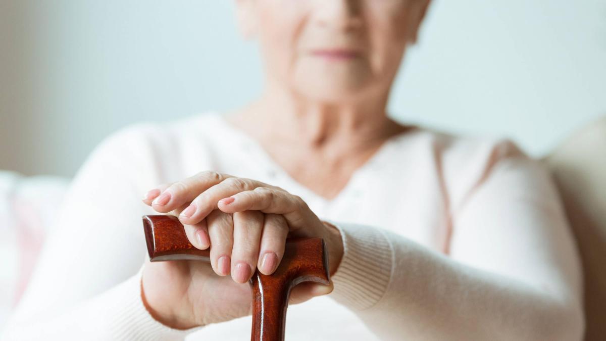 Adulta mayor falleció tras caerse en las escaleras eléctricas de un centro comercial en Medellín: la mujer fue dada de alta y recayó en su casa