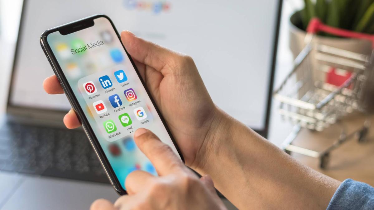 Jóvenes pasan más de cinco horas al día en el celular: el tiempo frente a pantallas casi equivale a una jornada laboral semanal