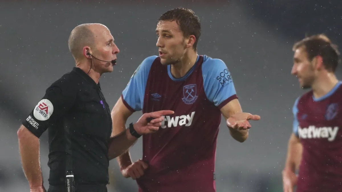 Árbitro Mike Dean desata un escándalo en la Premier League tras vergonzosa confesión: inusuales prácticas en pleno partido lo condenan