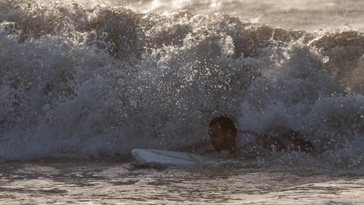 Ideam mantiene alerta naranja por fuerte oleaje y vientos en el Caribe: restringen playas y advierten riesgos durante el puente festivo