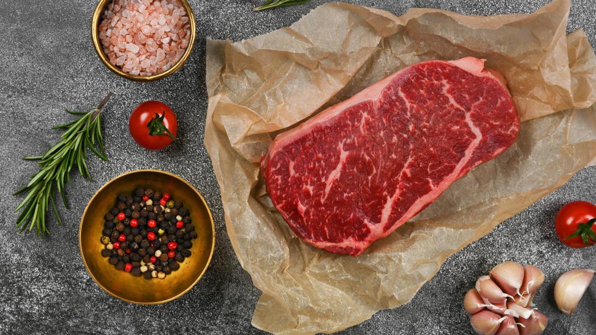 ¿Cuándo echarle la sal a la carne al asarla? Carnicero explica la técnica definitiva para un mejor sabor