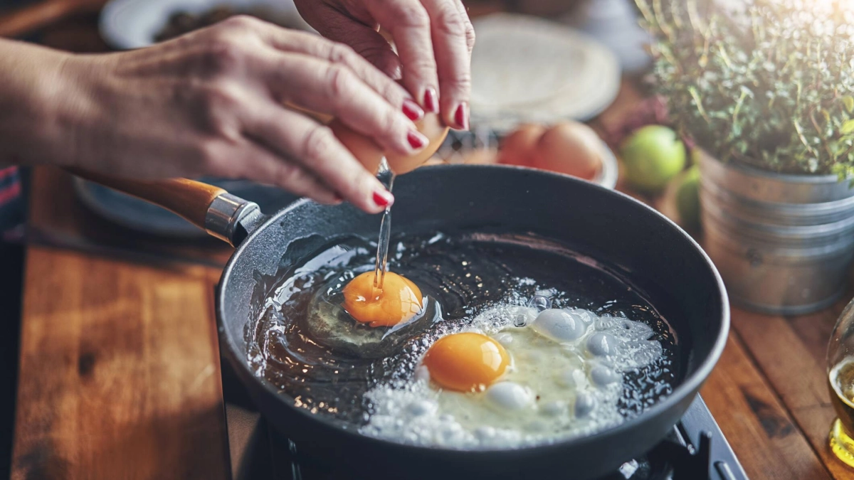 El sencillo truco que usan los chef para evitar que los huevos fritos se peguen a la sartén