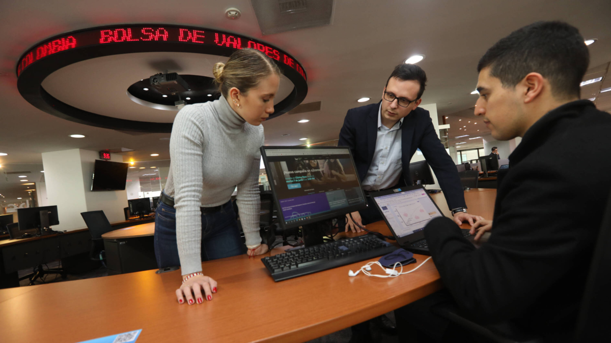 Colombianos invierten en Nvidia, Tesla, Apple y otras; $ 2,1 billones en 7 meses, sin moverse de casas u oficinas, ¿cómo lo pueden hacer?