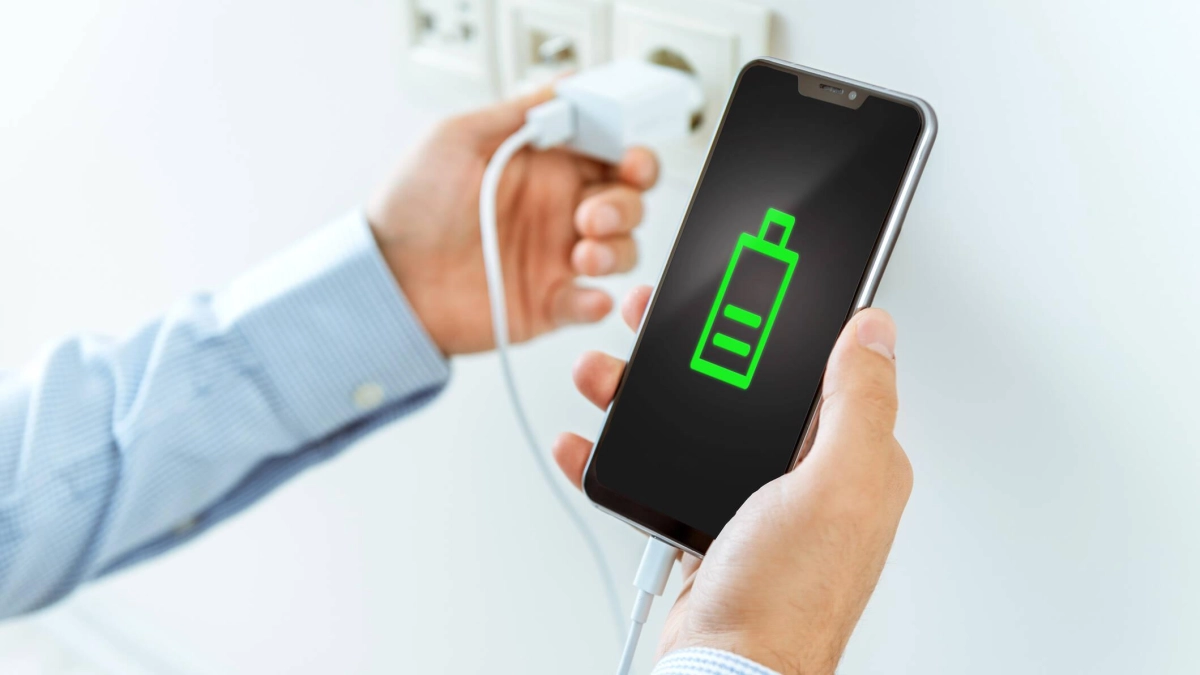 ¿Qué conectar primero, el celular o el cargador para evitar daños mecánicos y eléctricos?