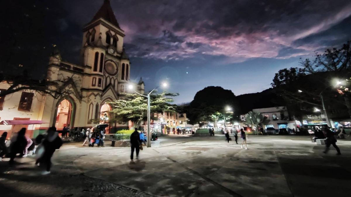 Balacera en plena Zona Rosa de Urrao, Antioquia, termina en enfrentamiento con la Policía: dos muertos y ocho civiles heridos