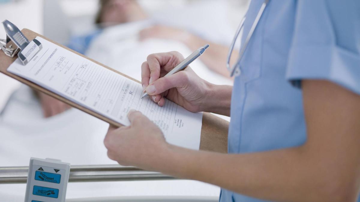 Exsuperintendente de Salud alerta por riesgos de pólizas que podrían dejar sin cobertura a hospitales ante futuras demandas