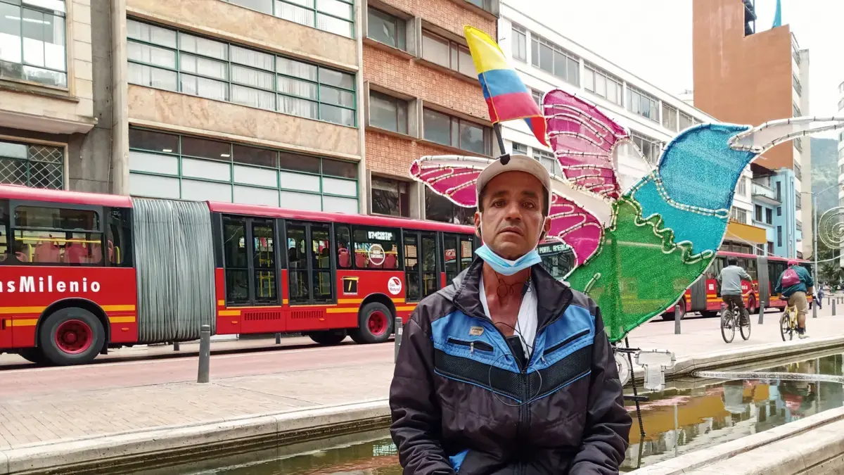 ¿De qué vive ‘Banderita’, el famoso bogotano, que roba pantalla en los noticieros de televisión?: ‘Mis papás me dan todo gratis’